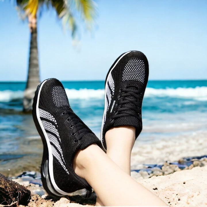 Dam sneakers på fot, bekväma och lätta vardagsskor, perfekta för promenader och en aktiv livsstil.