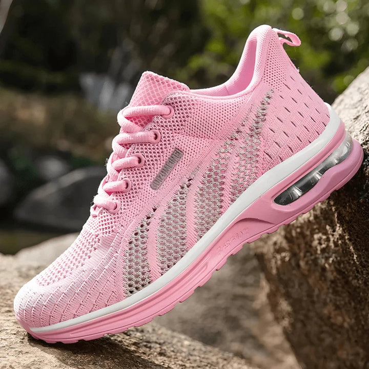 Undersida på sportig dam sneaker med greppvänlig sula, dämpad för bästa komfort och säkert steg.
