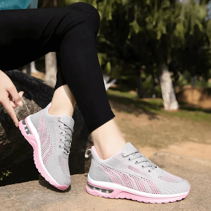 Baksida av modern dam sneaker, lätt vadderad och stilren, idealisk för aktiva dagar och promenader.
