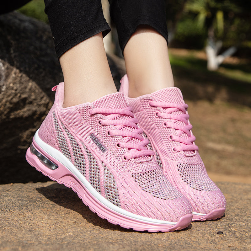Kvinna går i bekväma dam sneakers, lätta promenadskor för en aktiv livsstil och sköna fötter.