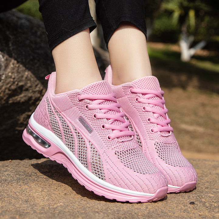 Kvinna går i bekväma dam sneakers, lätta promenadskor för en aktiv livsstil och sköna fötter.