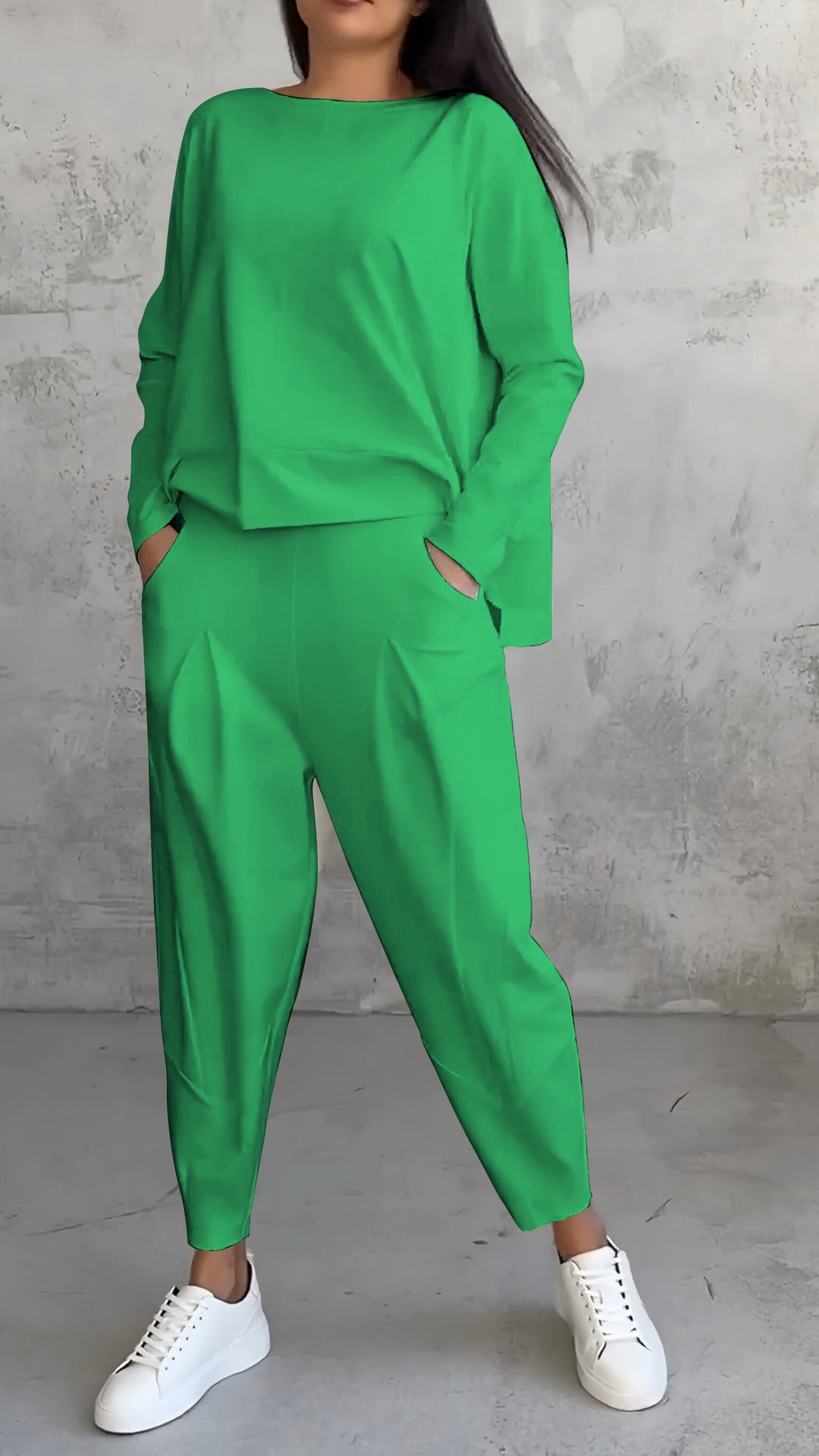 Kvinnlig modell sitter i ett bekvämt, tvådelat dam loungeset i mjukt tyg