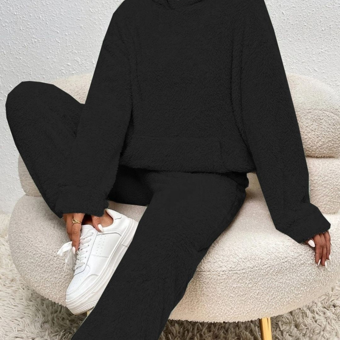 Modell visar dam loungeset: avslappnad hoodie och byxor, idealiskt för vårens hemmakläder.