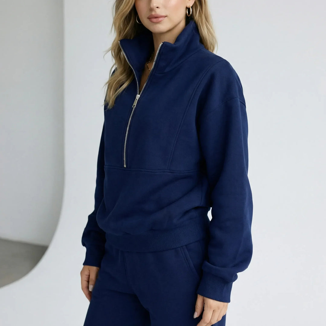 Stilrent dam Alexis loungewear set med halvdragkedja, bekväm tröja & byxor. Perfekt för höst & vinter.