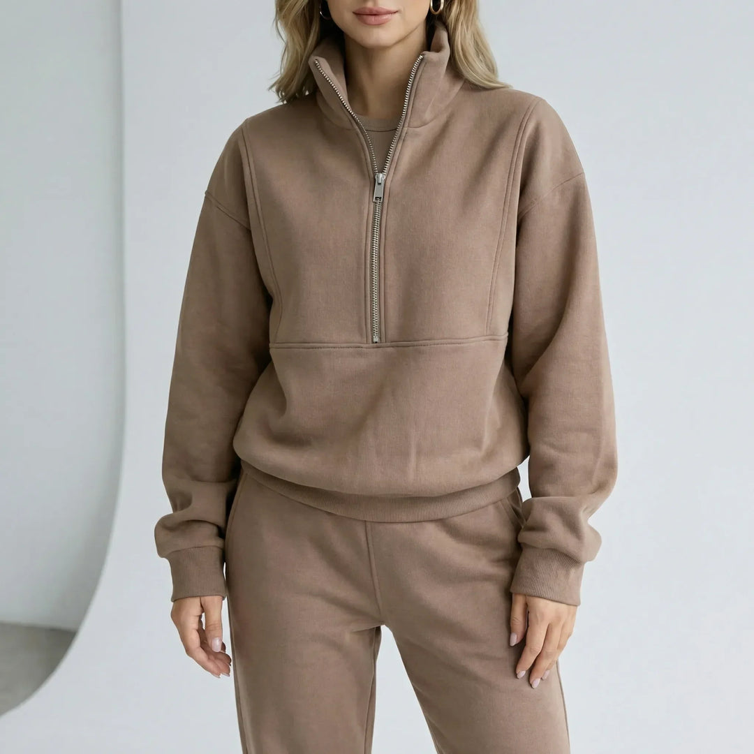 Modernt dam loungewear set med halvdragkedja, vid passform. Bekväm tröja och byxor för stil och avkoppling.