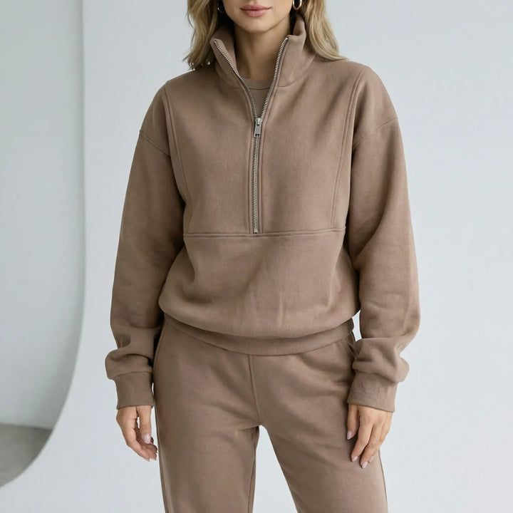 Modernt dam loungewear set med halvdragkedja, vid passform. Bekväm tröja och byxor för stil och avkoppling.