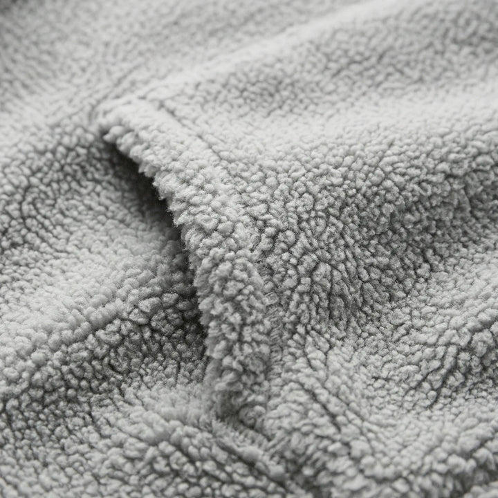 Detaljbild på hoodie från dam loungewear-set Milana, med känguruficka & mysig huva. Perfekt för fritid.