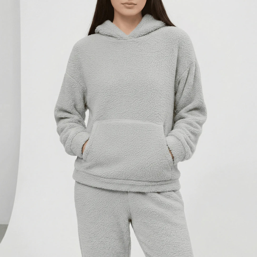 Dam loungewear-set Milana i mjukt tyg. Hoodie med huva, känguruficka & byxor. Perfekta hemmakläder för kvinnor.