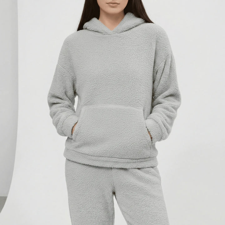Dam loungewear-set Milana i mjukt tyg. Hoodie med huva, känguruficka & byxor. Perfekta hemmakläder för kvinnor.