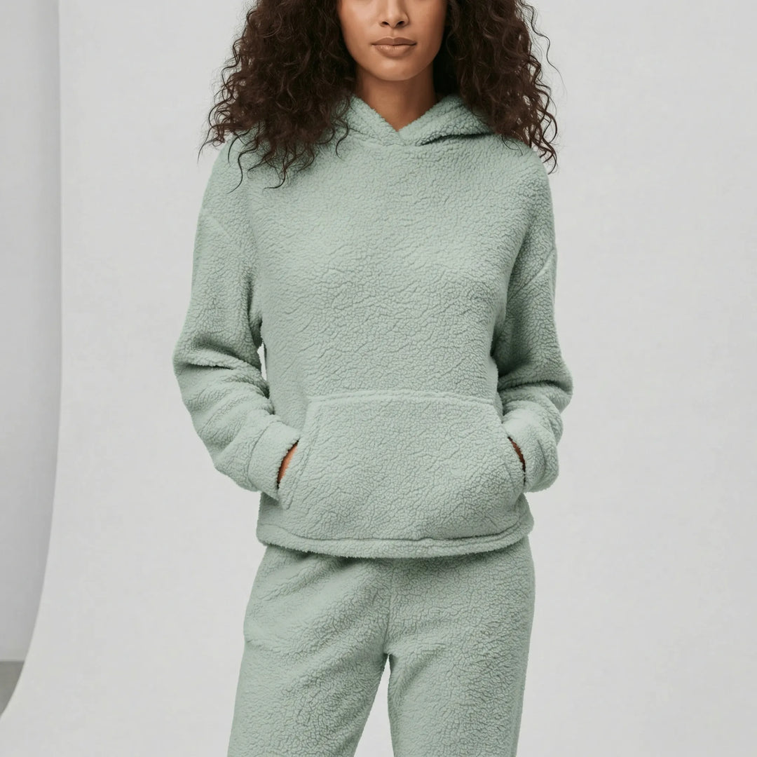 Snyggt dam loungewear-set Milana med huva & känguruficka. Idealisk för mysiga hemmakvällar & avslappnade dagar.