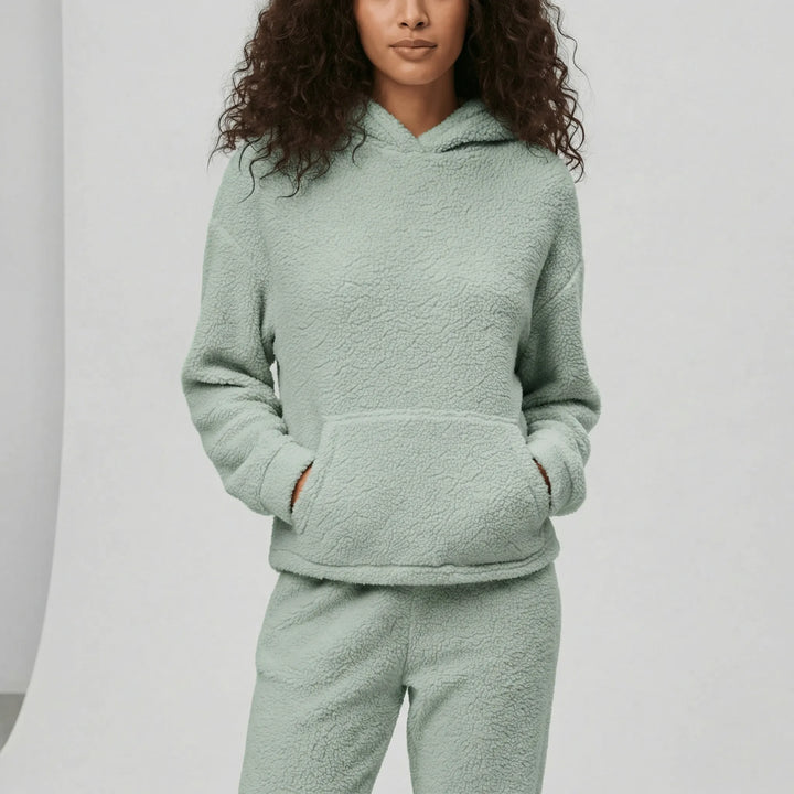 Snyggt dam loungewear-set Milana med huva & känguruficka. Idealisk för mysiga hemmakvällar & avslappnade dagar.