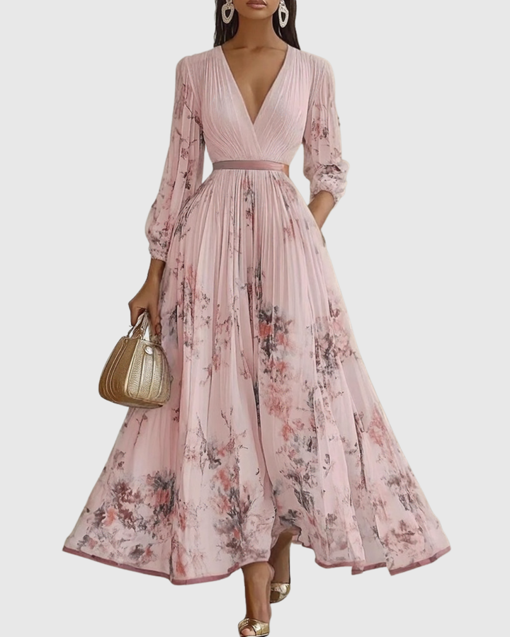 Bekväm elegant damklänning, lång och plisserad med medföljande bälte.