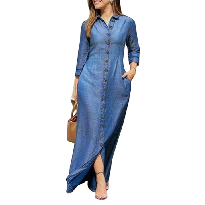 "Dam maxiklänning i denim med knappdetaljer, elegant urban stil, lång klänning perfekt för casual och festliga tillfällen."