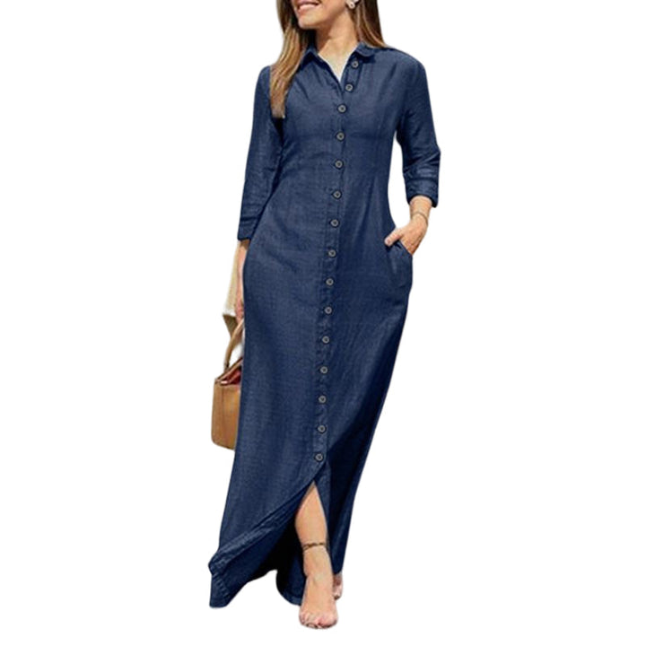 "Dam maxiklänning i denim med knappdetaljer, elegant urban stil, lång klänning perfekt för casual och festliga tillfällen."