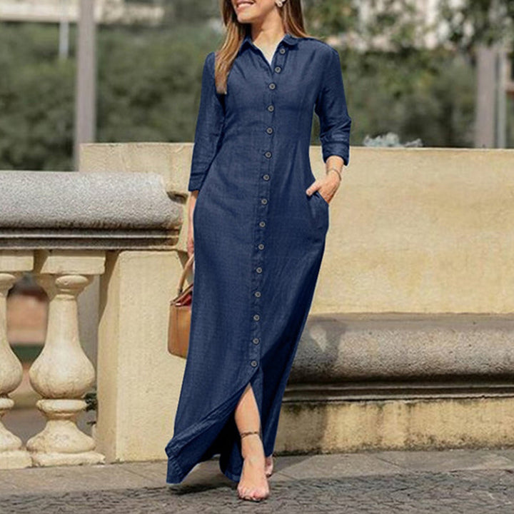 "Dam maxiklänning i denim med knappdetaljer, elegant urban stil, lång klänning perfekt för casual och festliga tillfällen."