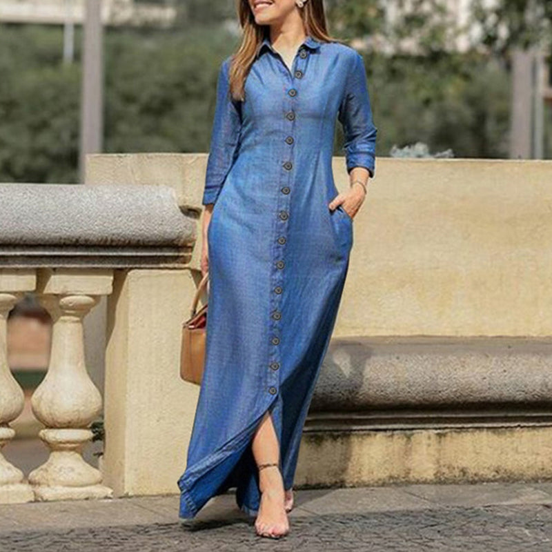 "Dam maxiklänning i denim med knappdetaljer, elegant urban stil, lång klänning perfekt för casual och festliga tillfällen."