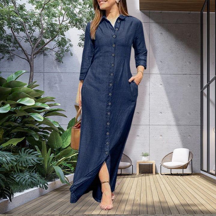 "Dam maxiklänning i denim med knappdetaljer, elegant urban stil, lång klänning perfekt för casual och festliga tillfällen."