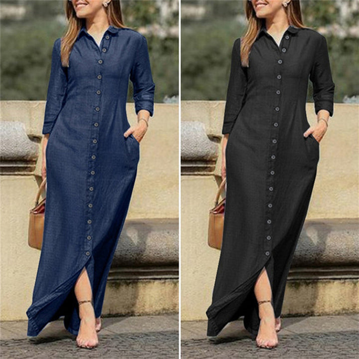 "Dam maxiklänning i denim med knappdetaljer, elegant urban stil, lång klänning perfekt för casual och festliga tillfällen."