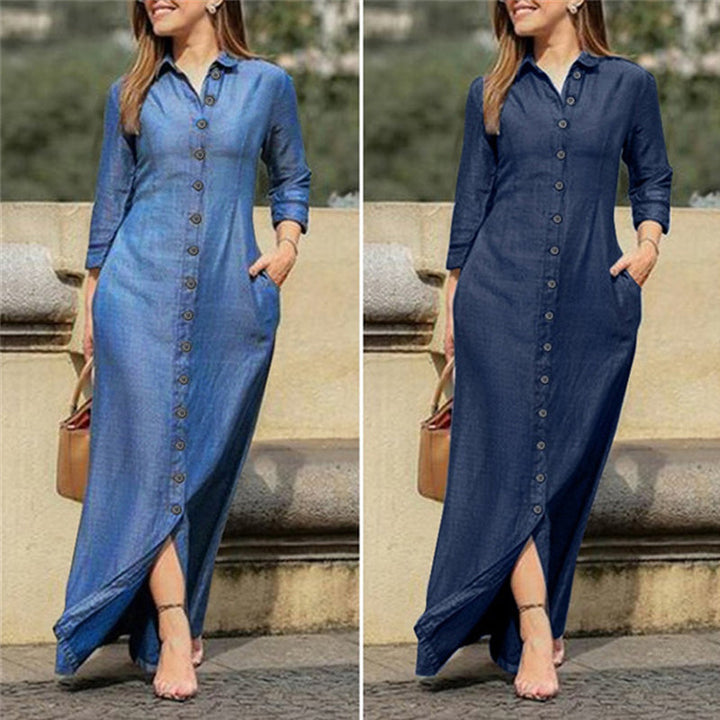 "Dam maxiklänning i denim med knappdetaljer, elegant urban stil, lång klänning perfekt för casual och festliga tillfällen."