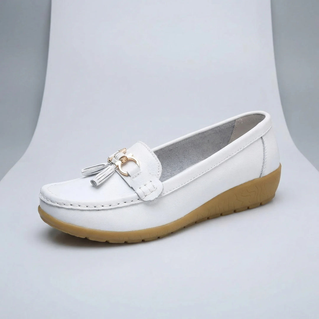 Bekväma dammokassiner Gemma. Lätta vardagsskor och slip-ons för kvinnor. En klassisk loafer.