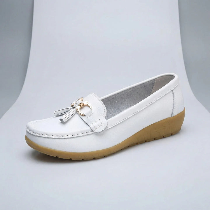 Bekväma dammokassiner Gemma. Lätta vardagsskor och slip-ons för kvinnor. En klassisk loafer.