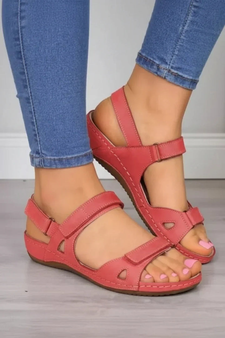 Ett par Mia ortopediska damsandaler, perfekta komfortskor för sommar och promenader. Avlastande design.