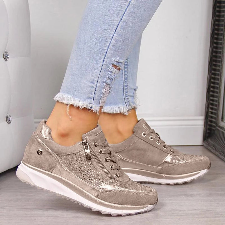 Ortopediska damsneakers med dragkedja för enkel påtagning. Ger fotkomfort och stöd hela dagen.