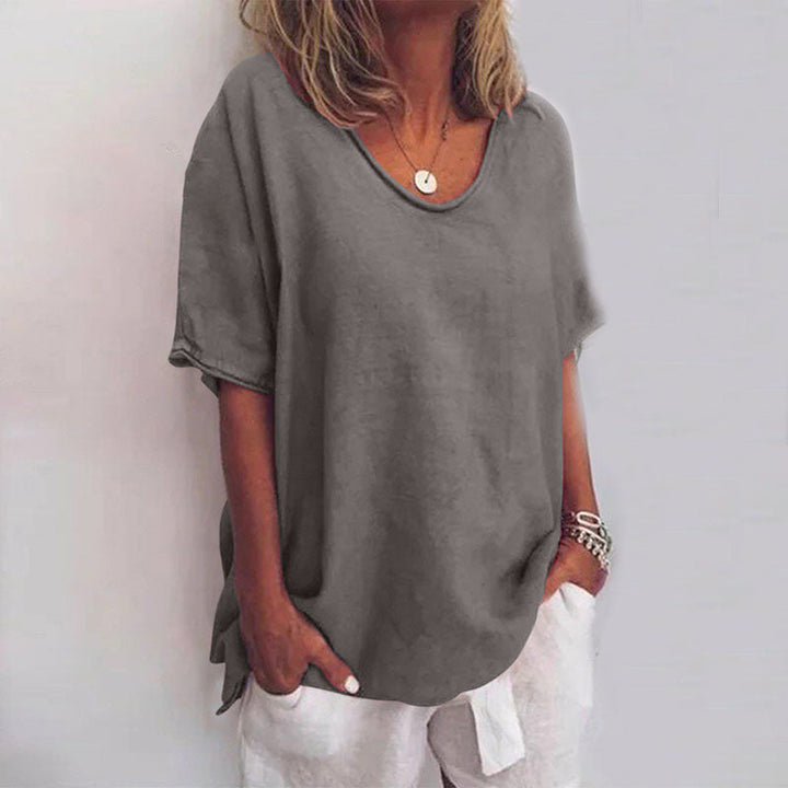 Mjuk och bekväm oversized t-shirt för damer. Lös passform idealisk för lediga dagar.