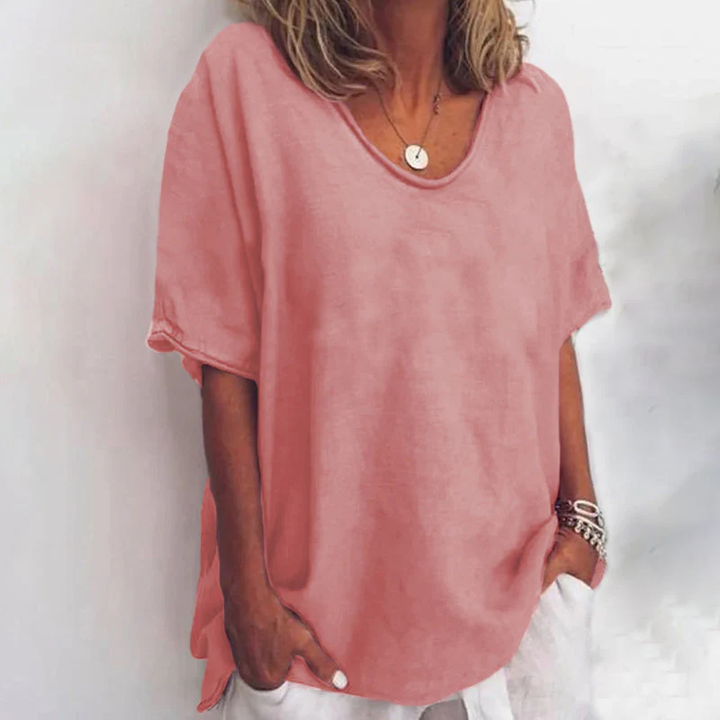 Somrig dam t-shirt i oversized modell. Lätt och ledig passform för maximal komfort under varma dagar.