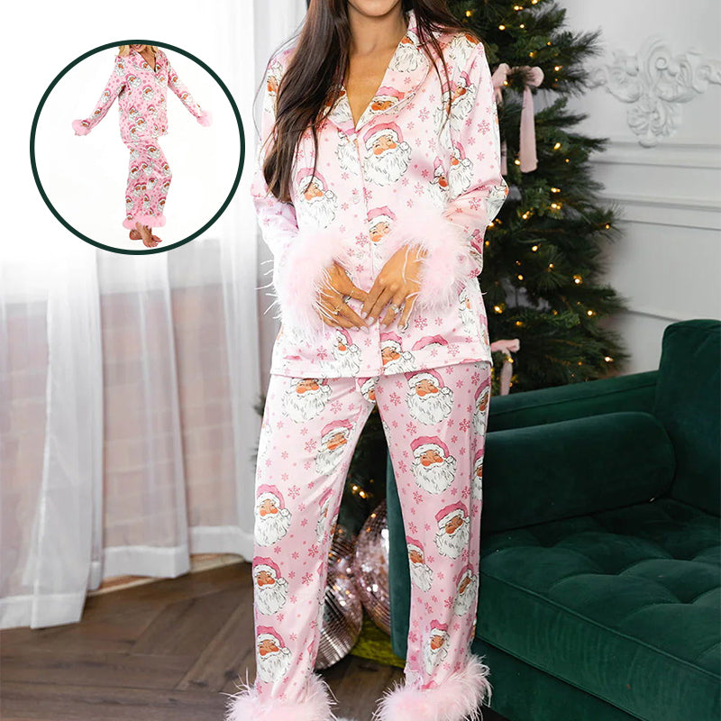 "Dam pyjamas med jultomten tryck i satin, röd och vit med knappar, skapar en mysig och festlig vinterkänsla."