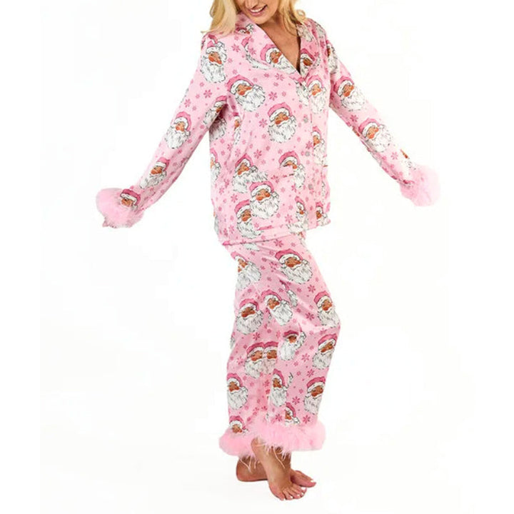 "Dam pyjamas med jultomten tryck i satin, röd och vit med knappar, skapar en mysig och festlig vinterkänsla."