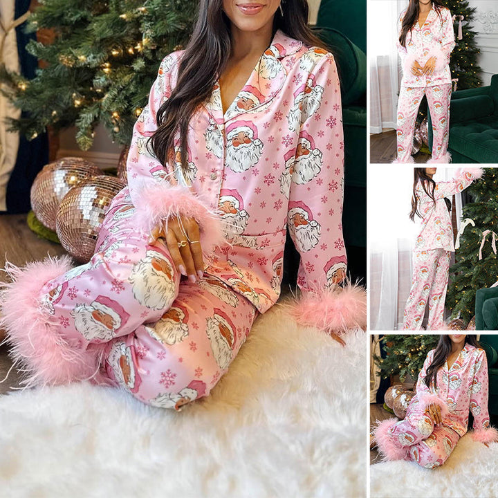 "Dam pyjamas med jultomten tryck i satin, röd och vit med knappar, skapar en mysig och festlig vinterkänsla."