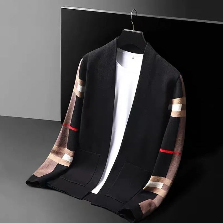 Trendig randig damkofta med färgblockdesign, perfekt som ett mångsidigt plagg för vardagsstil.