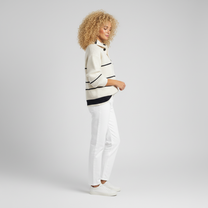 Bekväm dam pullover, randig med fin struktur. Långärmad stickad tröja med knappslå för casual stil.