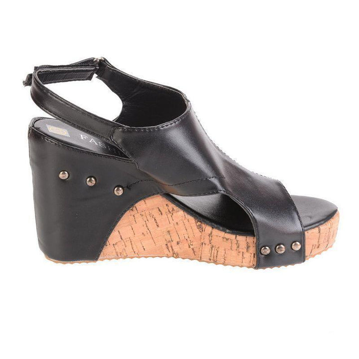 "Dam sandaler med kilklack, casual stil i svart, beige och brun; eleganta detaljer och stabil 8 cm klack."