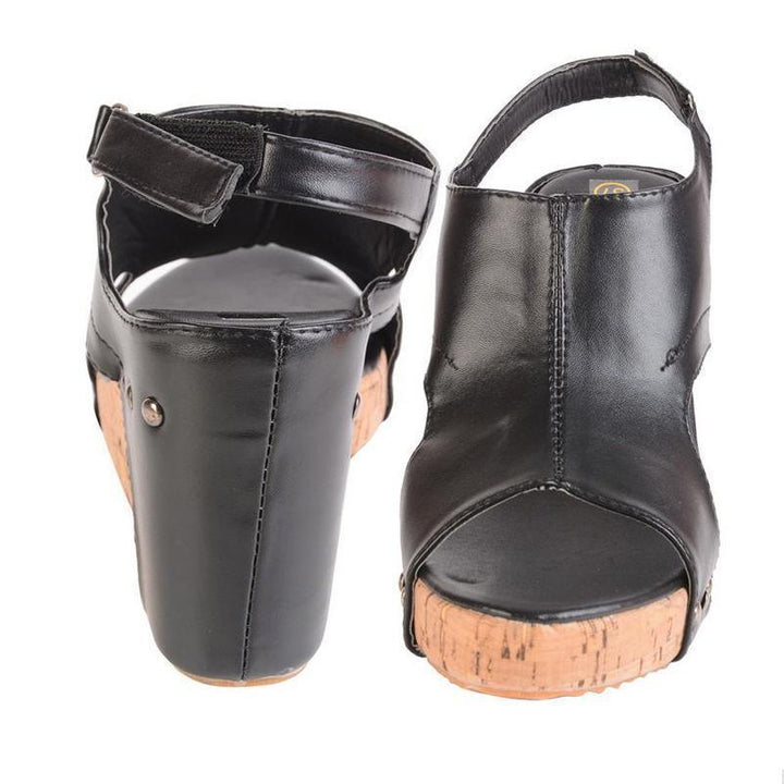 "Dam sandaler med kilklack, casual stil i svart, beige och brun; eleganta detaljer och stabil 8 cm klack."