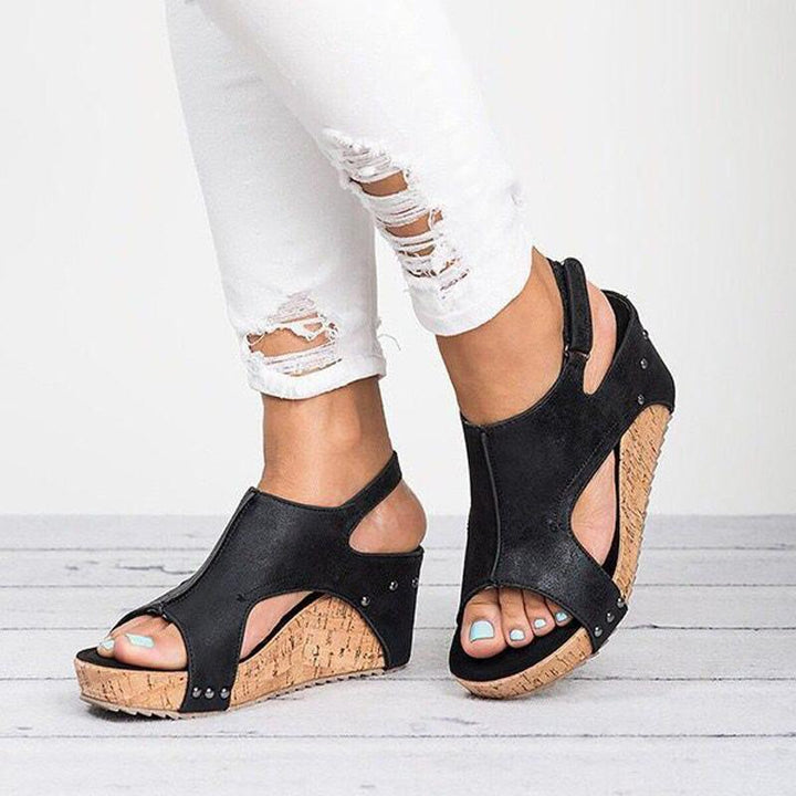 "Dam sandaler med kilklack, casual stil i svart, beige och brun; eleganta detaljer och stabil 8 cm klack."