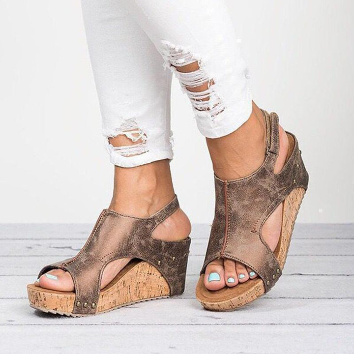 "Dam sandaler med kilklack, casual stil i svart, beige och brun; eleganta detaljer och stabil 8 cm klack."