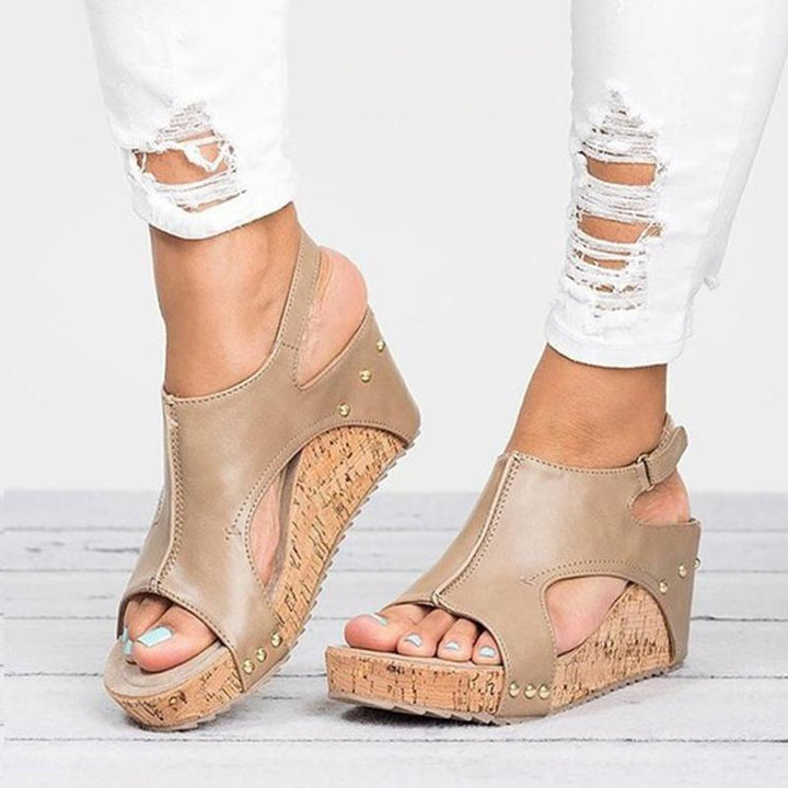 "Dam sandaler med kilklack, casual stil i svart, beige och brun; eleganta detaljer och stabil 8 cm klack."