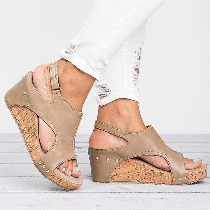"Dam sandaler med kilklack, casual stil i svart, beige och brun; eleganta detaljer och stabil 8 cm klack."
