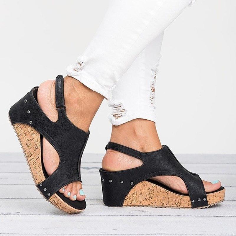 "Dam sandaler med kilklack, casual stil i svart, beige och brun; eleganta detaljer och stabil 8 cm klack."
