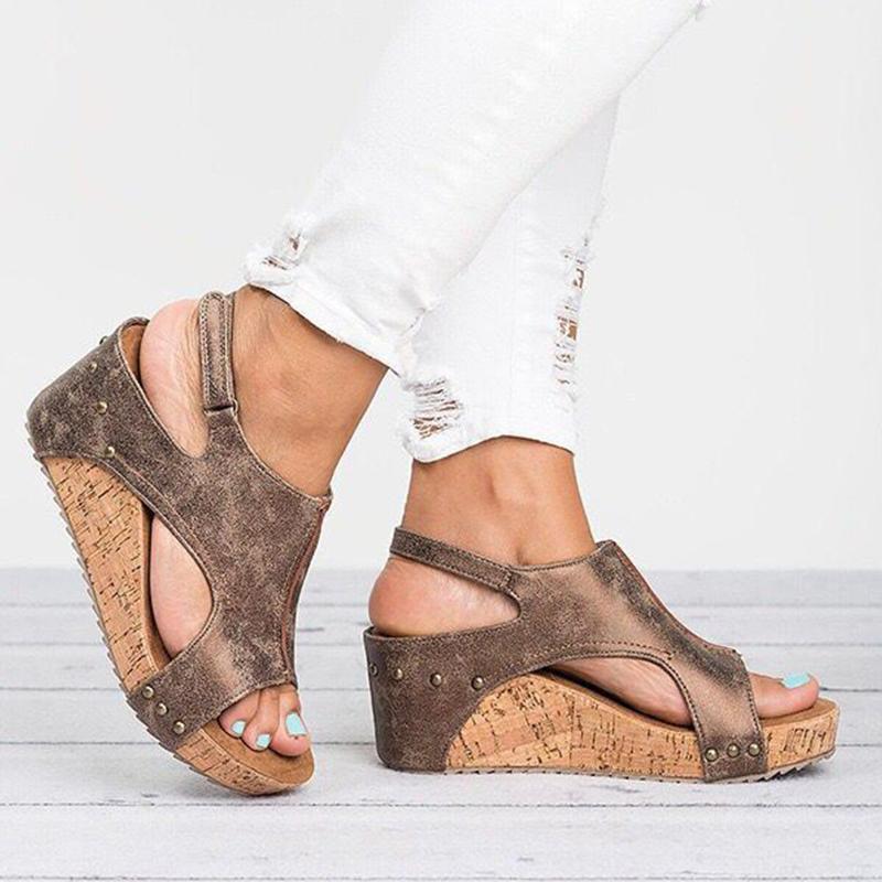 "Dam sandaler med kilklack, casual stil i svart, beige och brun; eleganta detaljer och stabil 8 cm klack."