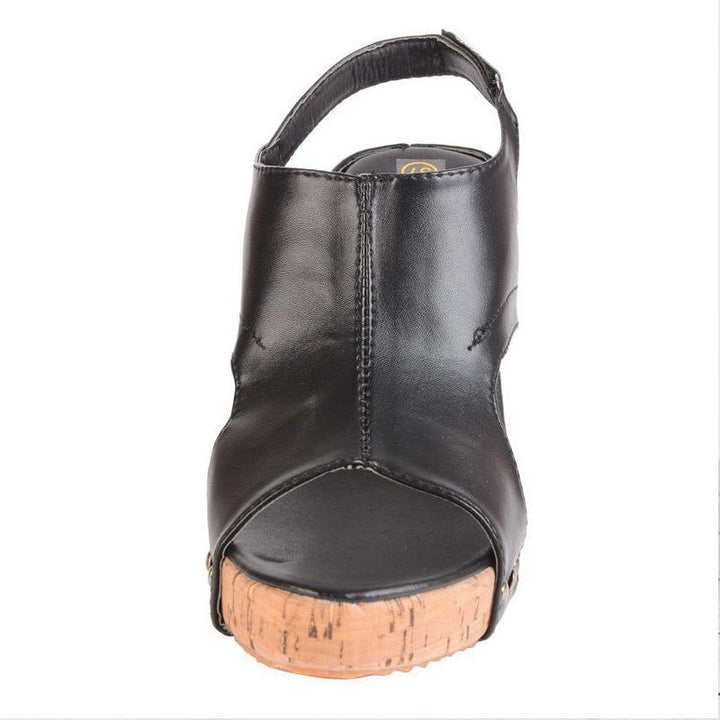 "Dam sandaler med kilklack, casual stil i svart, beige och brun; eleganta detaljer och stabil 8 cm klack."