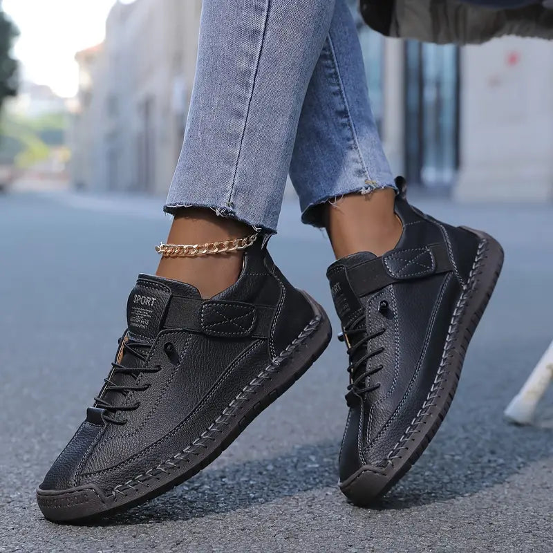 Dam slip-on sneakers i modern design. Bekväma vardagsskor för kvinnor som söker enkel stil.