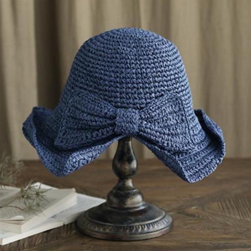 "Dam sommarhatt med rosett i pastellfärger, ventilerande och elegant för stil och komfort i sommarvärmen."