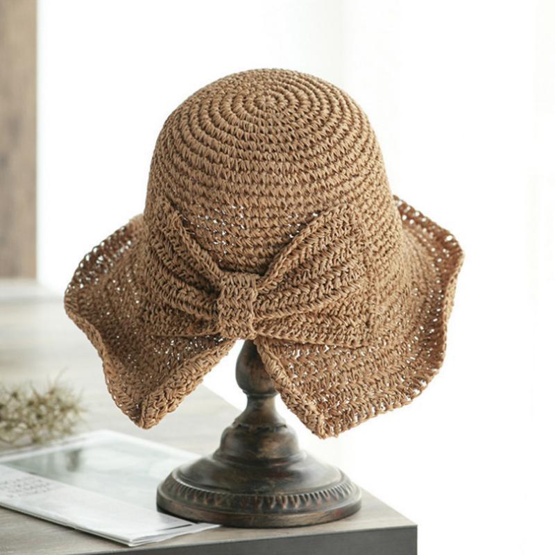 "Dam sommarhatt med rosett i pastellfärger, ventilerande och elegant för stil och komfort i sommarvärmen."