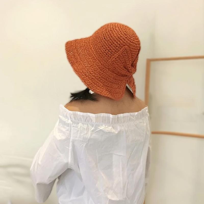 "Dam sommarhatt med rosett i pastellfärger, ventilerande och elegant för stil och komfort i sommarvärmen."