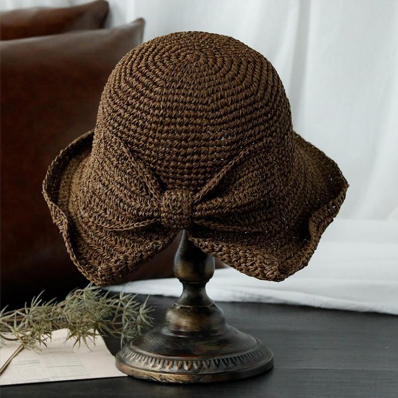 "Dam sommarhatt med rosett i pastellfärger, ventilerande och elegant för stil och komfort i sommarvärmen."