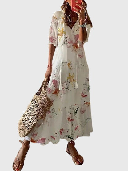Dam sommarklänning boho med V-ringning, ledig sommarstil för varma dagar.