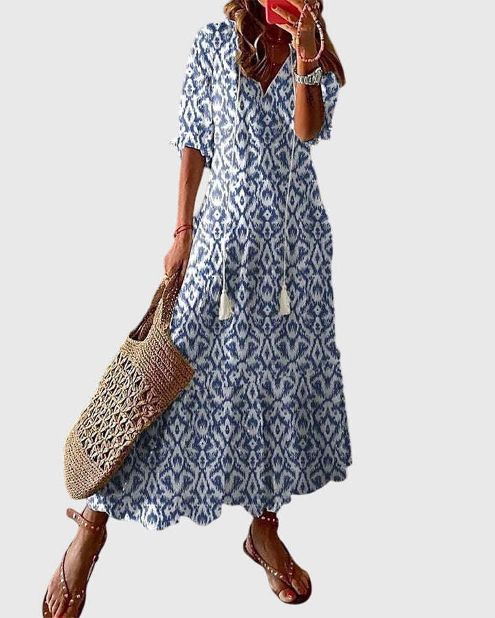 Elegant boho sommarklänning för damer med vacker V-ringning och blommigt mönster.